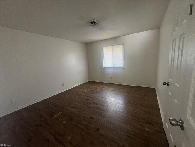 Building Photo - 4033 Foxwood Dr
