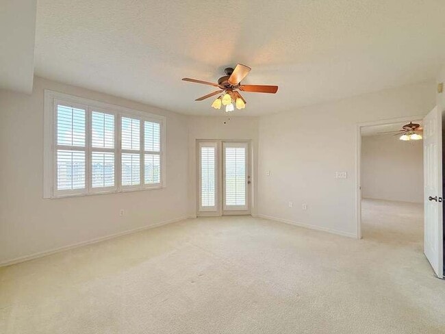 Building Photo - 1200 Country Club Dr