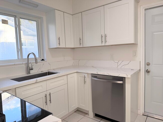 Building Photo - 231 NE 16th Ave