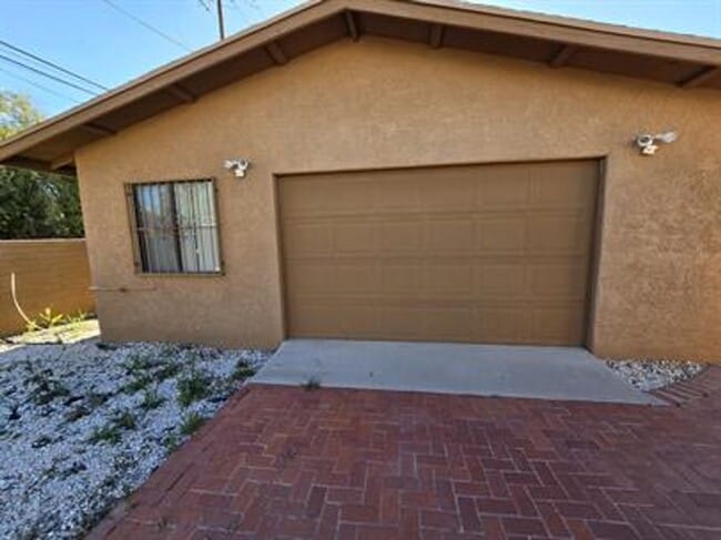 Building Photo - Spacious 3 bedroom/ 2 bath home with R/V parking