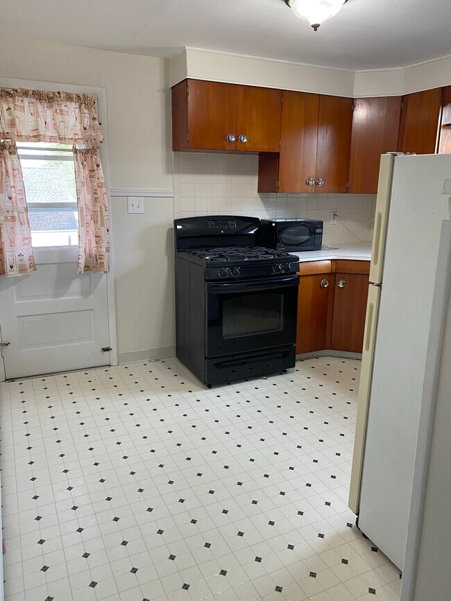 Kitchen - 176 Ridge St