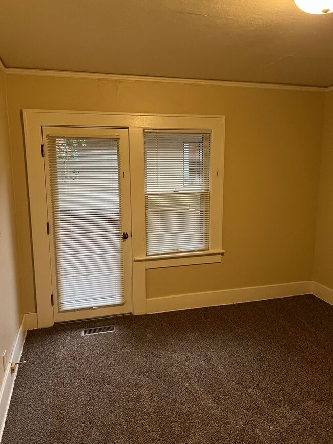 Building Photo - Charming and Spacious 4 Bed, 2.5 Bath Home near Downtown