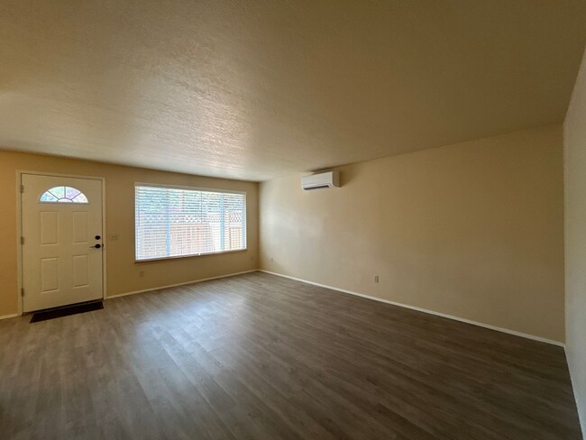 Building Photo - MOVE IN SPECIAL!  Remodeled 2 Bedroom 1 Ba...