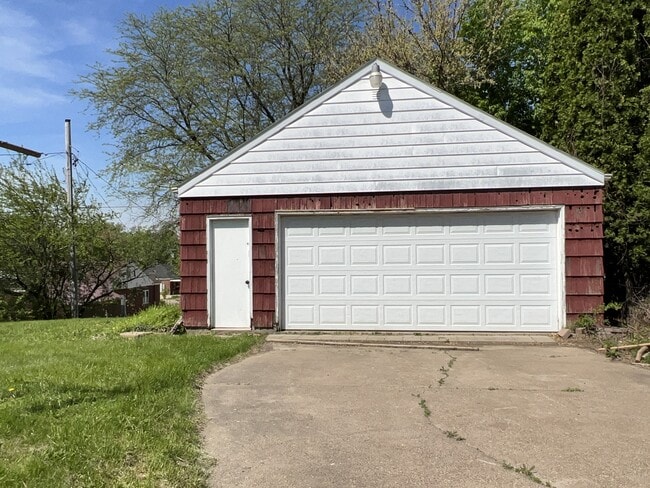 Building Photo - 2027 Ogilby Rd