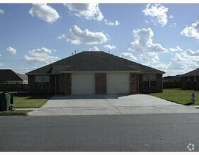 Building Photo - 211 E Marietta Ct