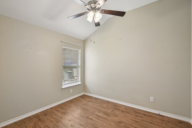 Building Photo - 3026 Sunset Park Dr