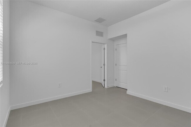 Building Photo - 615 NE 1st Ave