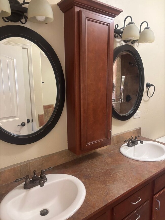 Building Photo - Beautiful Home Available Now!!