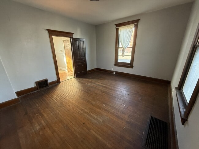 Building Photo - 630 E Gum St