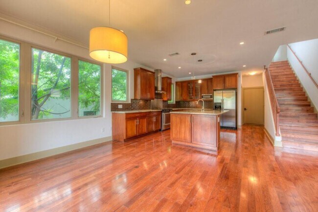 Building Photo - 605 Peacock Ln #C C