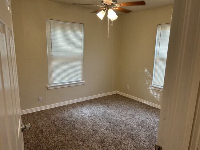 Building Photo - 624 Grande Dr