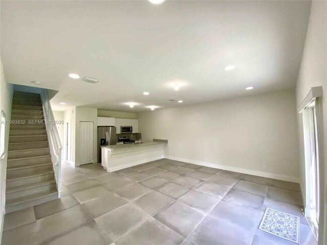 Building Photo - 5860 Hollywood Way