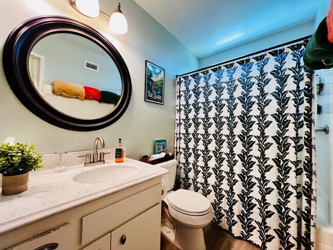 Building Photo - LAKE ACCESS!! Beautiful 4 bedroom 2 bath House, adorable front/back yard