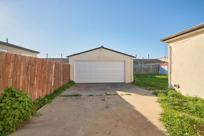 Building Photo - 116 E Orchard St