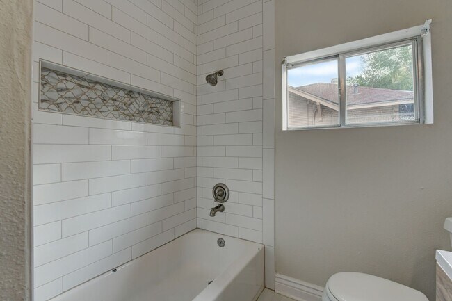 Building Photo - 1932 W Huisache Ave