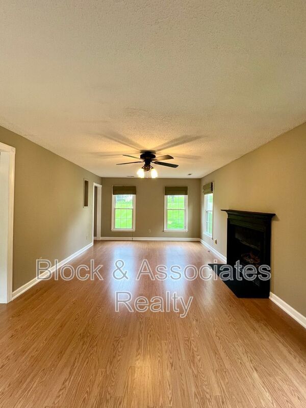 Building Photo - 1613 Round Hill Cir