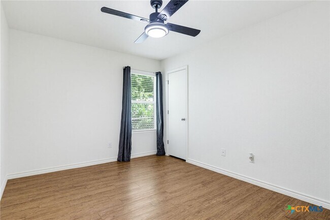 Building Photo - 913 Ashwood Dr