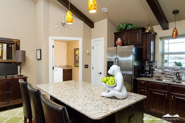 Building Photo - Georgeous 3 bedroom 2 bath home with SOLAR  and a view!