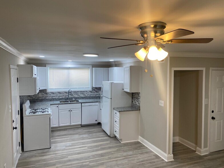 Kitchen - 3567 Adams St