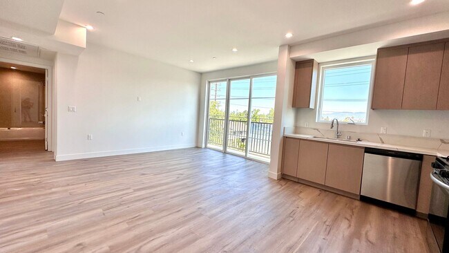 Building Photo - Affordable 1-Bedroom Top Floor Unit with M...