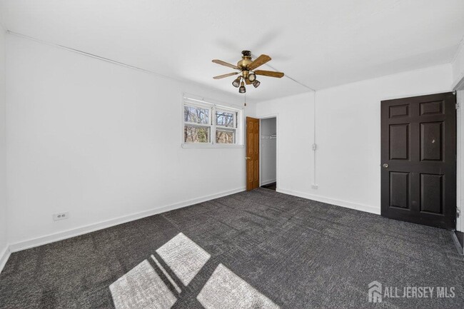 Building Photo - 6 Farm Ln