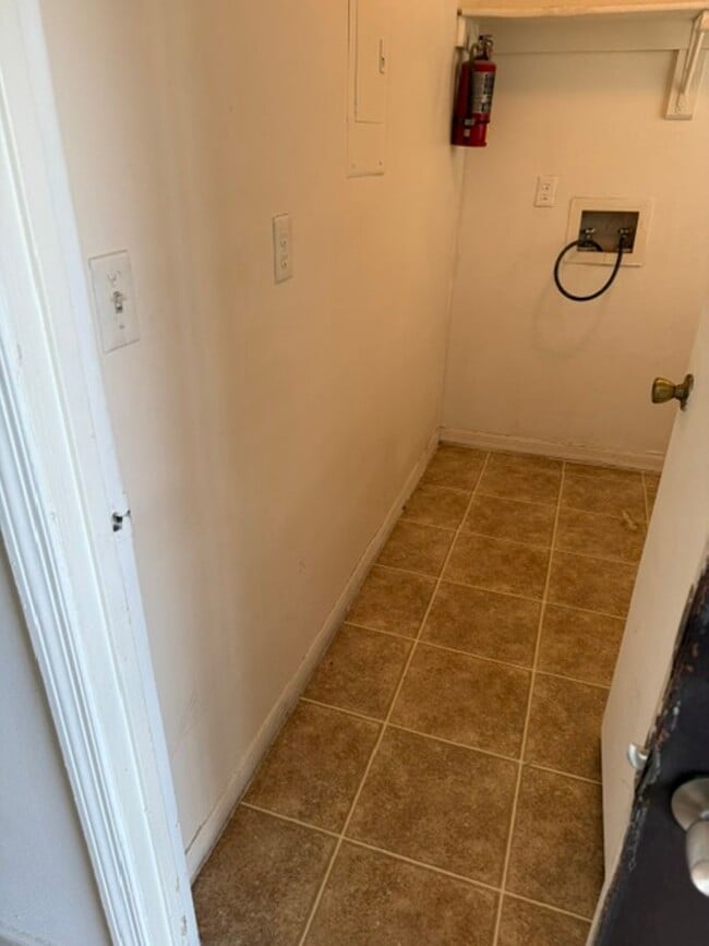 Building Photo - 2937 Regency Dr
