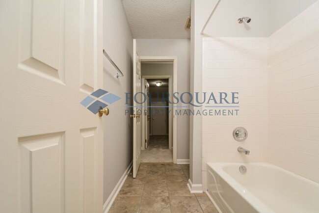 Building Photo - Townhome | 1st Floor Master Bedroom/ Full ...