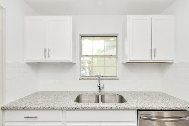 Building Photo - 1501 Maiden Ln