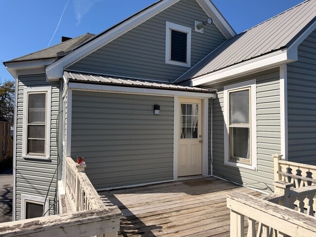 Building Photo - 136 S 4th St