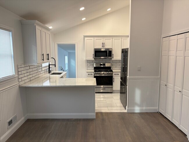 Building Photo - 93 Hazlet Ave