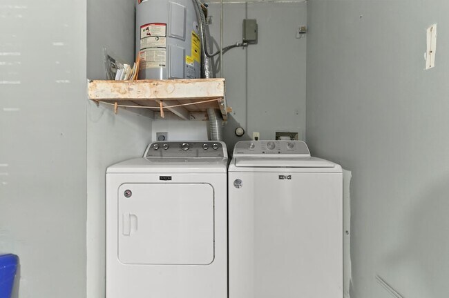 Building Photo - 8495 Lakepoint Ct