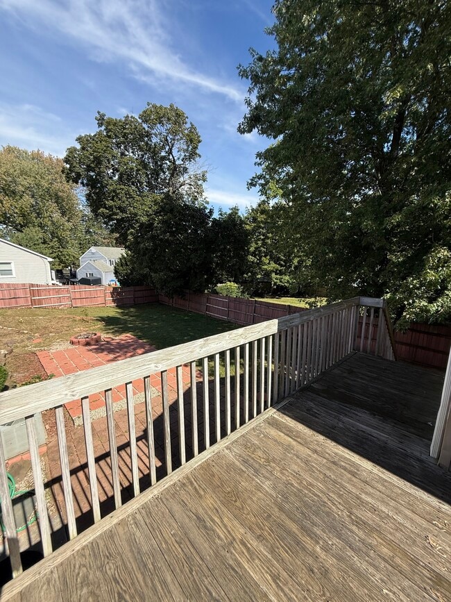 Building Photo - 6 Wells Farm Dr