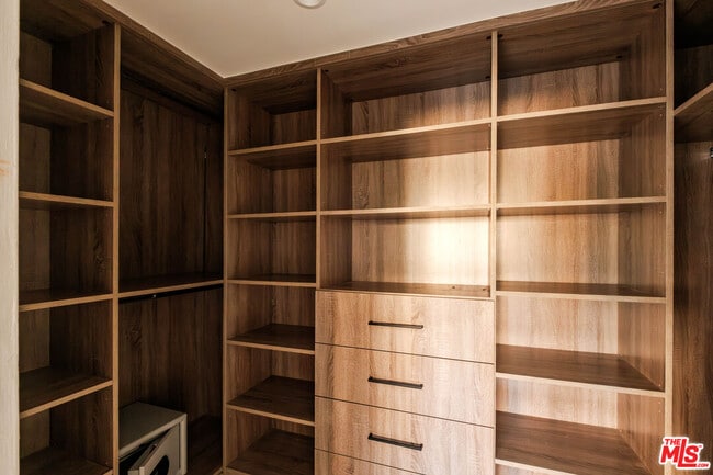 Building Photo - 10450 Wilshire Blvd