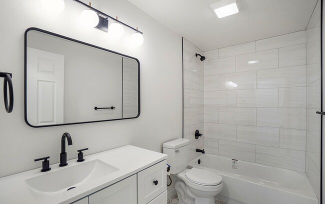 Building Photo - 903 7th St SE