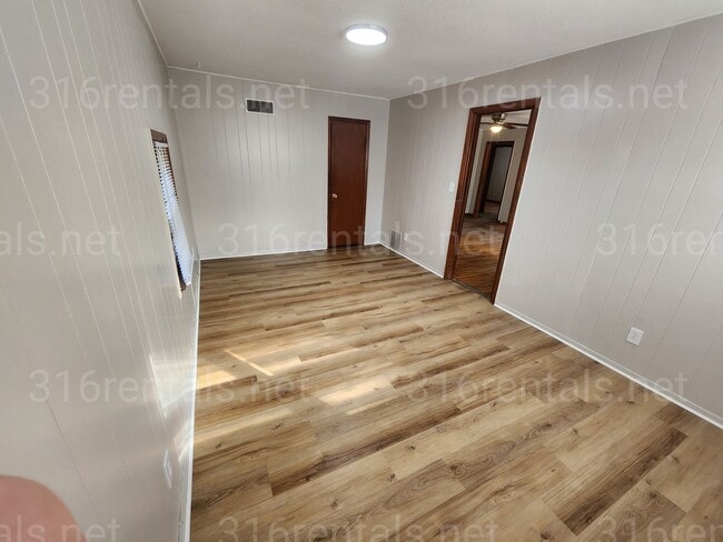 Building Photo - $995 - 3 bedroom / 1 bathroom - Single Fam...