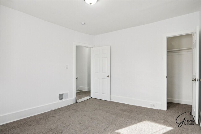 Building Photo - 4 Bedroom newly renovated $1475