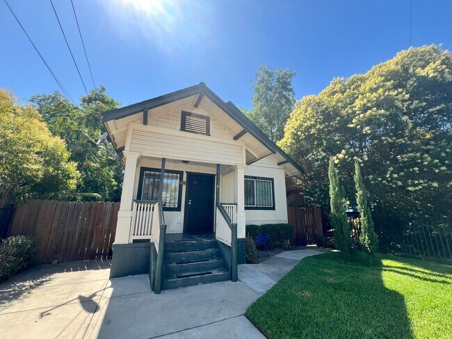 Primary Photo - Beautiful 3 bedroom, 1 bathroom home locat...
