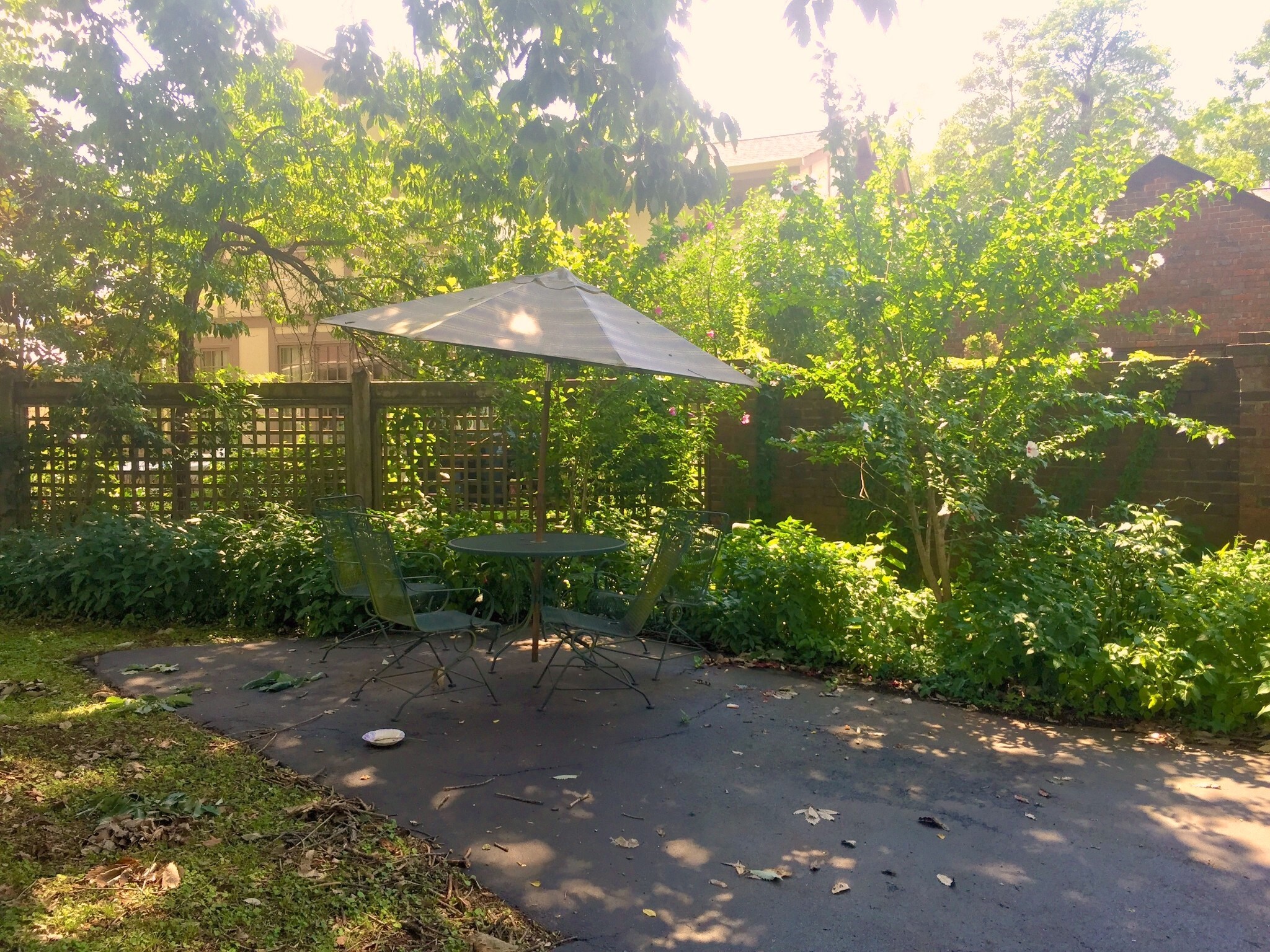 Private backyard with patio seating - 304 Lauderdale Rd