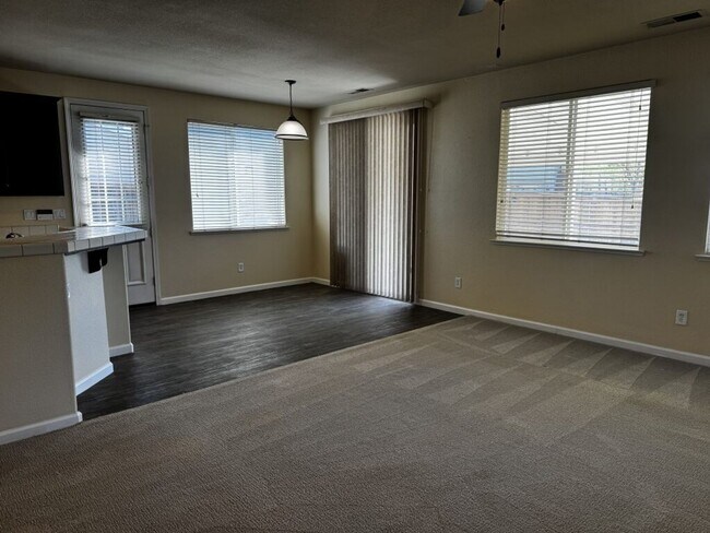 Building Photo - Beautiful and spacious 4 bedroom/ 2.5 bathroom home