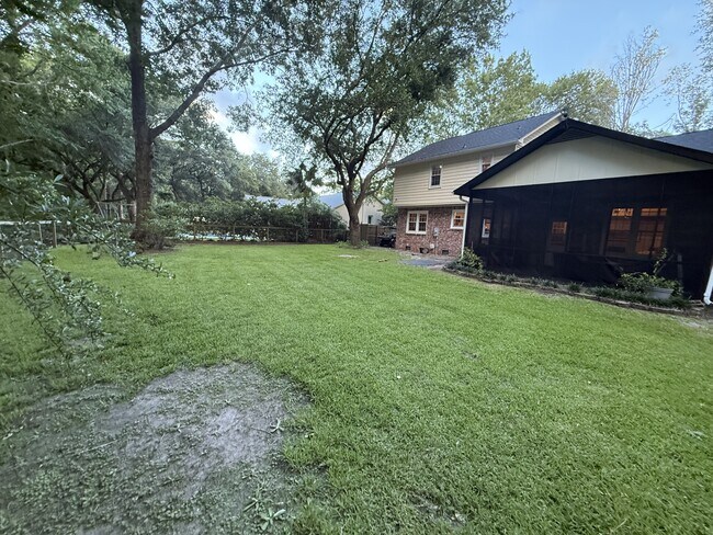 Building Photo - 989 Colonial Dr