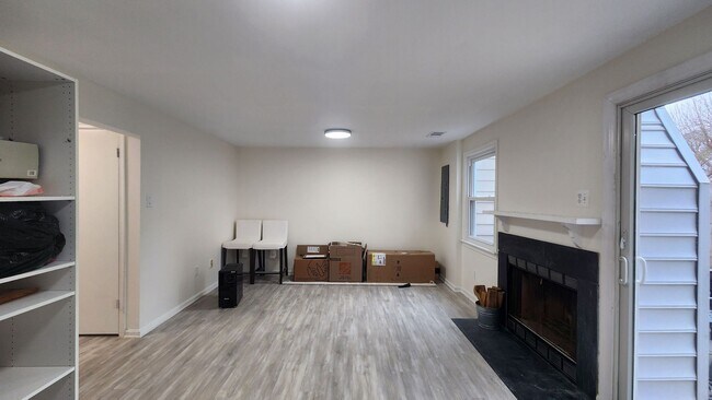 Building Photo - Beautifully Remodeled  End-Unit Townhome