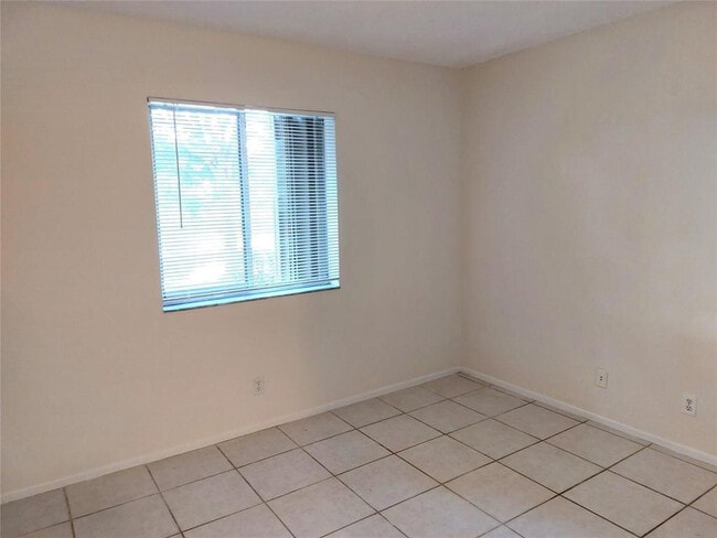 Building Photo - 409 Gardens Dr