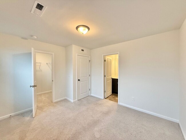 Building Photo - Stunning 3BD, 3.5BA Raleigh Townhome in the Desirable 5401 North Community Within Walking Distanc...