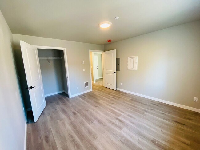 Building Photo - Newer Two Bedroom Apartment!