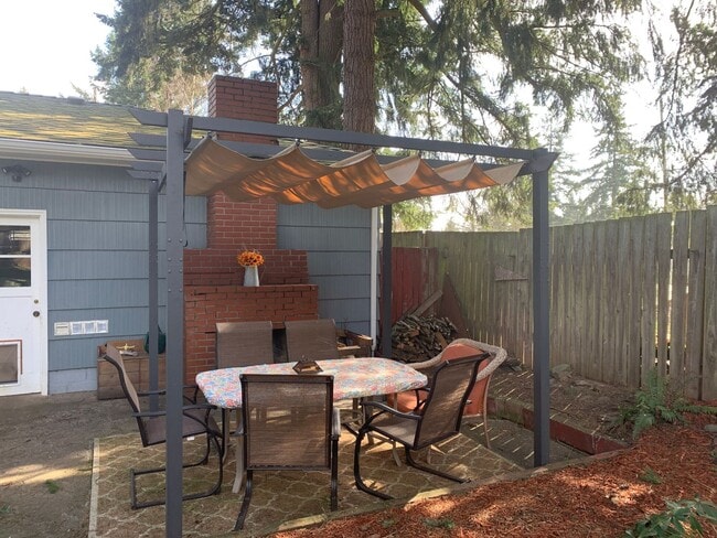 Building Photo - 541 Riverview Dr NW