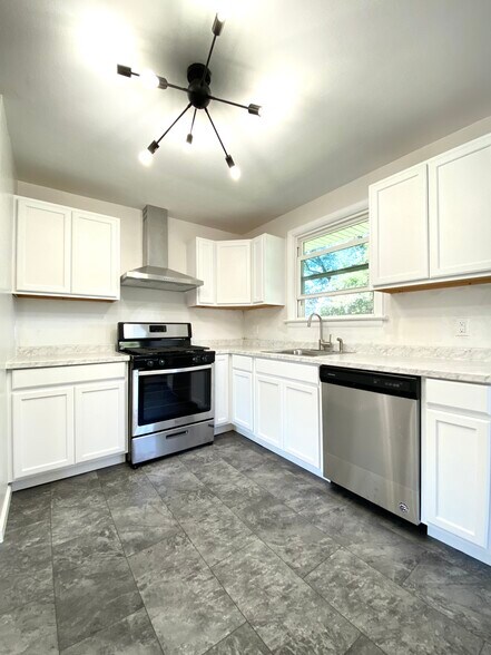Building Photo - 2136 W 22nd St