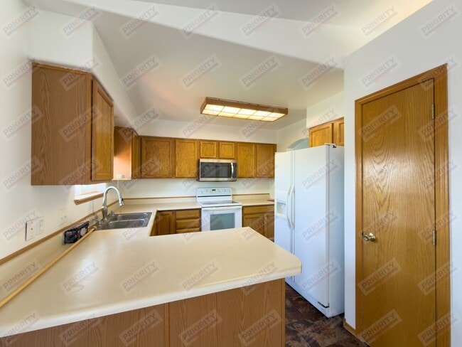 Building Photo - Single Family Home with 4 Bedrooms