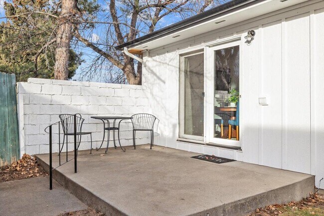 Building Photo - 1305 9th St W