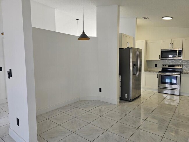 Building Photo - 826 N Horseshoe Bay Dr