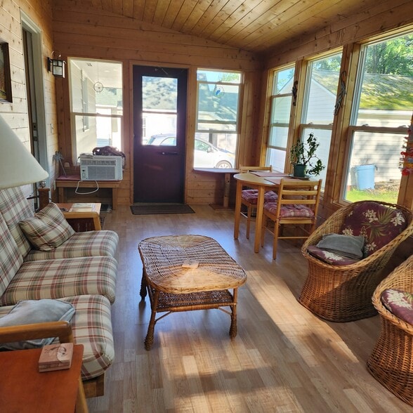 Building Photo - 423 W Park St